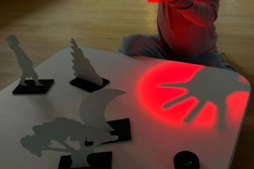 ombra d'una mà sobre llanterna vermella